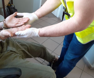Poszukiwany mężczyzna rzucił się na policjantów z nożami