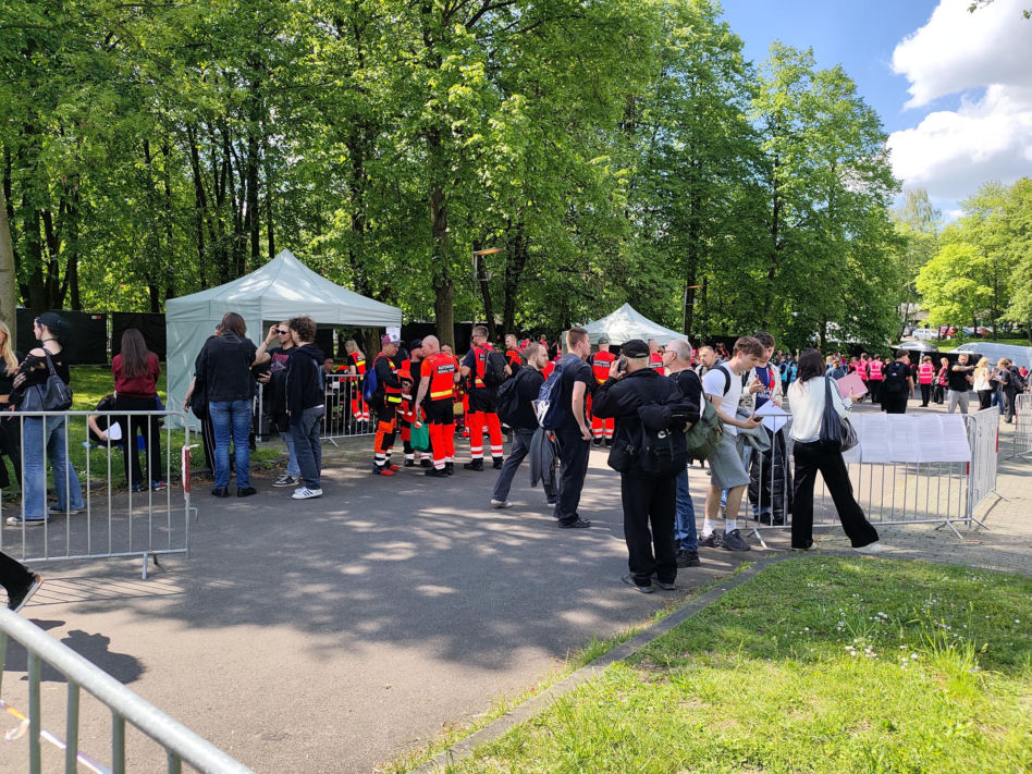 Długie kolejki i tłum fanów przed koncertem Metaliki