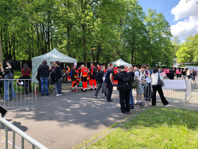 Długie kolejki i tłum fanów przed koncertem Metaliki