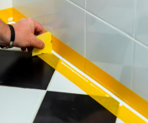 Jak poprawnie usunąć starą fugę i silikon oraz nałożyć nowy? Murator Remontuje