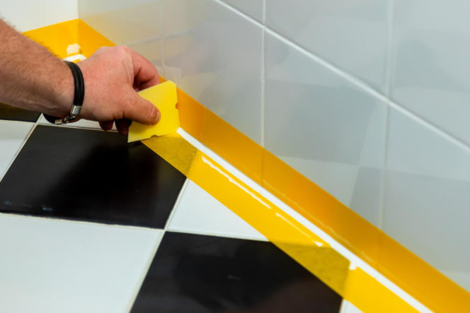 Jak poprawnie usunąć starą fugę i silikon oraz nałożyć nowy? Murator Remontuje