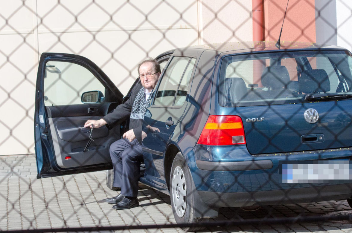 Takimi autami wozi się Rydzyk 