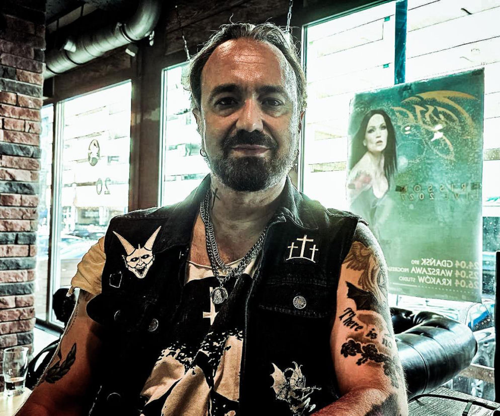 Wokalista Moonspell, Fernando Ribeiro, w kamizelce z naszywkami. O nowej płycie i wywiadzie przeczytasz na EskaRock.