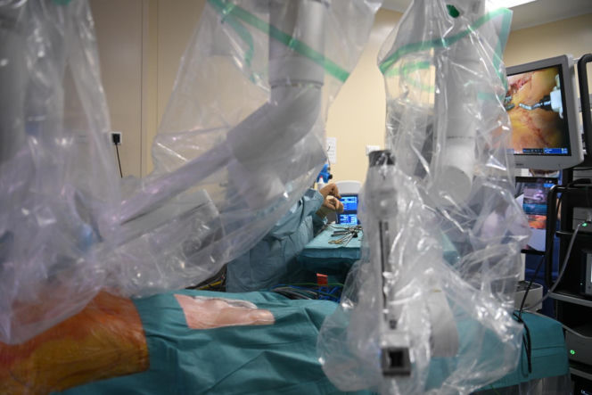 Polscy lekarze z Chin zoperaowali pacjentów w Warszawie. To pierwsze w historii operacje telerobotyczne na taką odległość