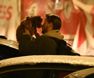 Sebastian Fabijański z pieskiem na spacerze