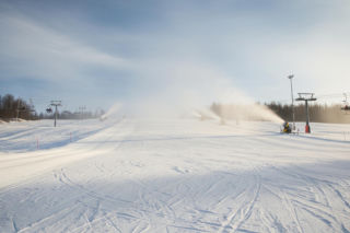 Góra Kamieńsk szykuje się na otwarcie sezonu. Czy środek Polski stanie się nową Białką Tatrzańską?