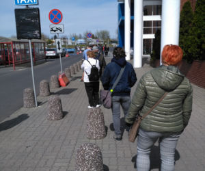 Toruń. Ogromna kolejka do hipermarketu