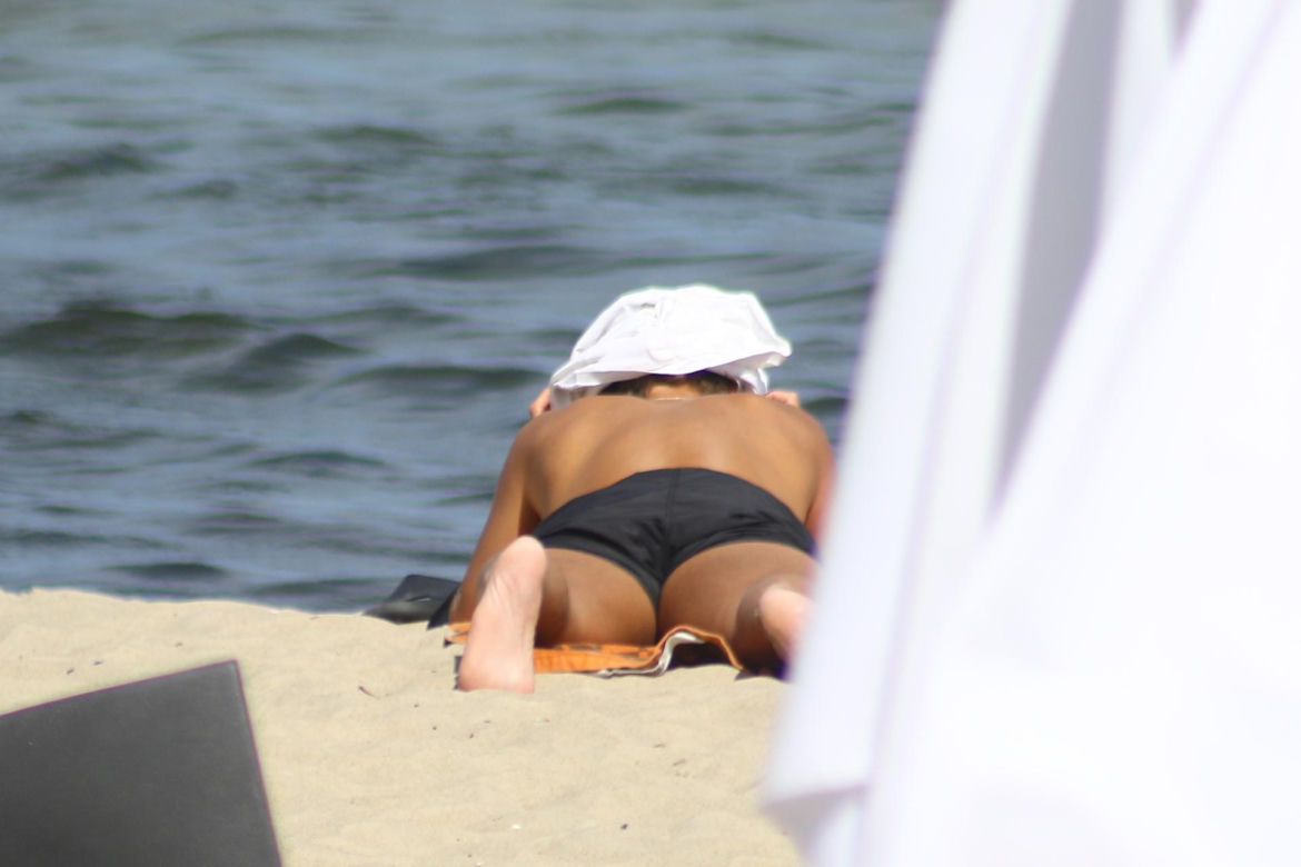  Sebastian Fabijański na plaży