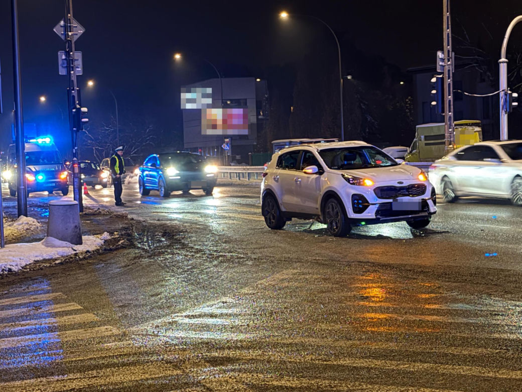 Pijany pieszy Ukrainiec, wbiegł pod auto na czerwonym świetle. Potrącony, trafił do szpitala