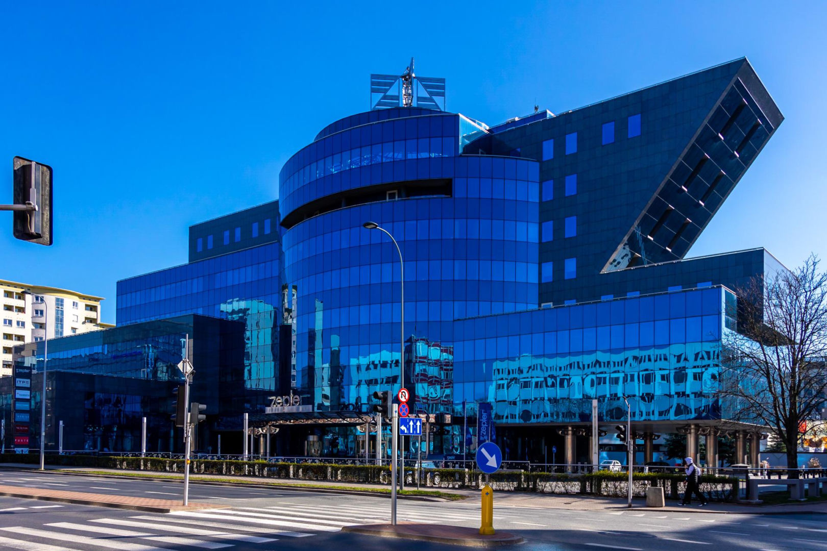 Biurowiec w kształcie czajnika stoi w Warszawie - zdjęcia. Zobacz, jak wygląda