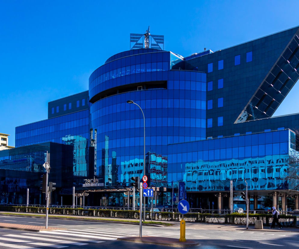 Biurowiec Zepter Business Centre w Warszawie, zaprojektowany przez Zorana Simicia i Zbigniewa Garbowskiego, z charakterystyczną szklaną fasadą w odcieniach błękitu. Bryła, choć kojarzona z czajnikiem, inspirowana jest literą Z. Więcej o architekturze czasów transformacji na Architektura Murator Plus.