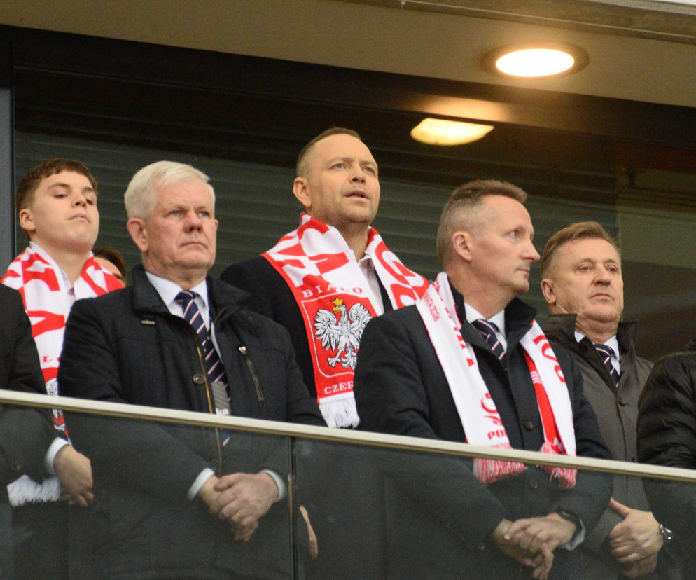 Karol Nawrocki na trybunach podczas meczu z Albanią. Dziwna sprawa