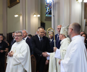 Szok po tragedii w Łodzi. Dziesięć malutkich trumienek na pogrzebie. Tego widoku nie da się wyrzucić z głowy