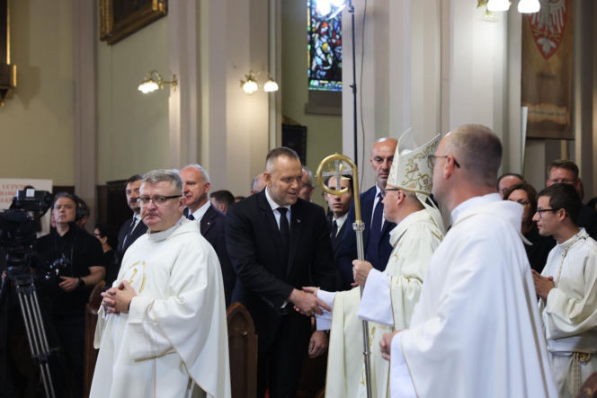 Szok po tragedii w Łodzi. Dziesięć malutkich trumienek na pogrzebie. Tego widoku nie da się wyrzucić z głowy