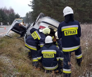 Klepacze. Dachowanie osobówki. W środku kobieta