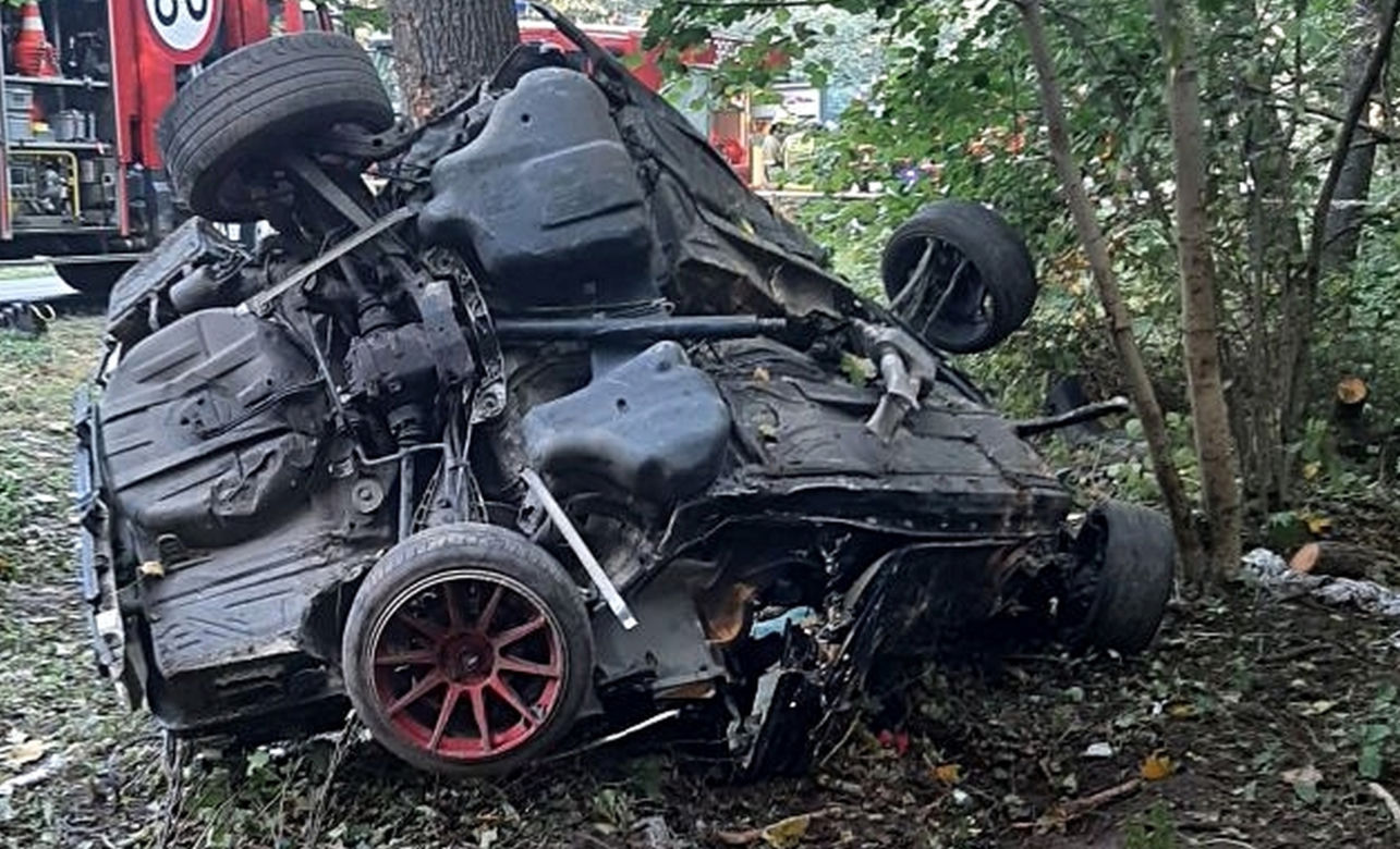 Horror  pod Siedlcami. 21-latek w bmw roztrzaskał się o drzewo. Auto owinęło się wokół pnia!