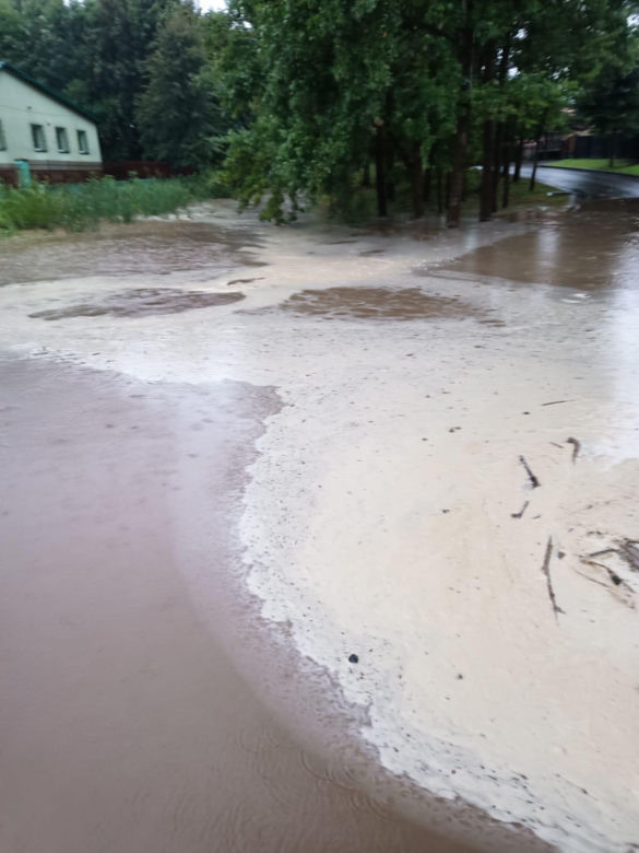 Ulewy, podtopienia, wysoki stan rzek. Świętokrzyskie. Coraz więcej interwencji strażaków 
