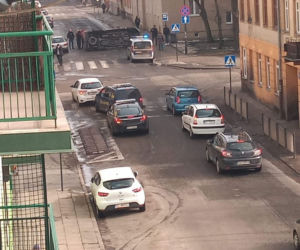 Groźny WYPADEK na 6 Sierpnia. SAMOCHÓD PRZEWRÓCONY NA BOK