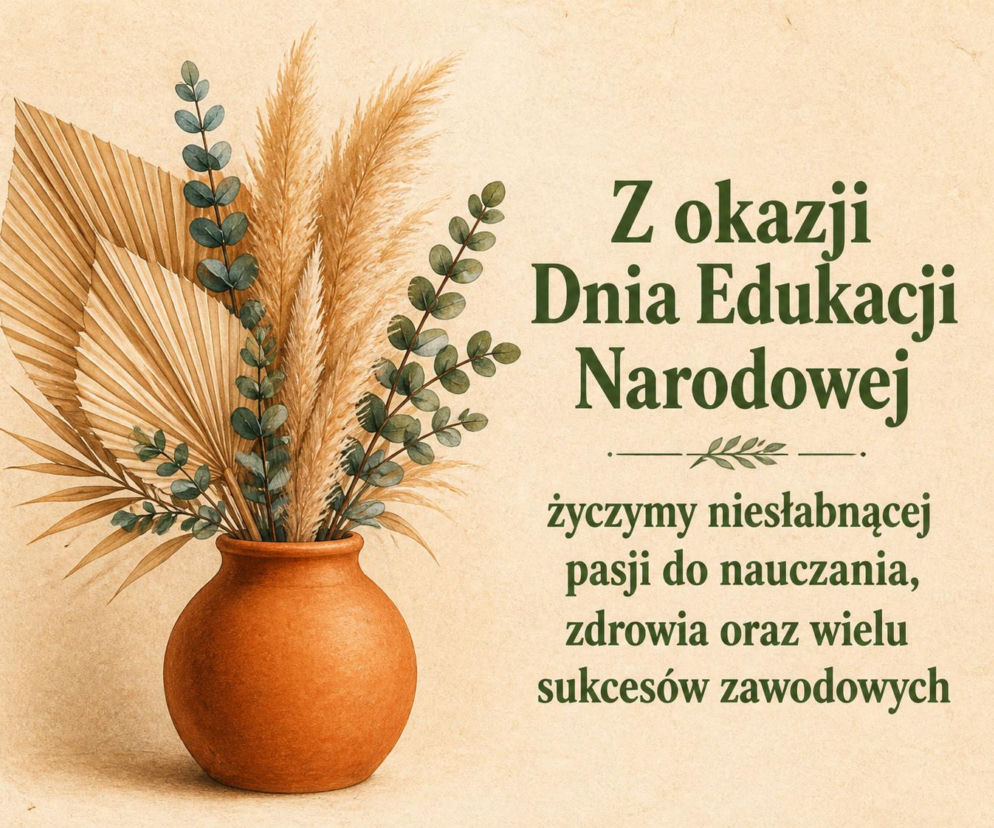 Kartka z życzeniami na Dzień Edukacji Narodowej obok wazonu z suszonymi liśćmi. O życzeniach od rodziców przeczytasz w SE.