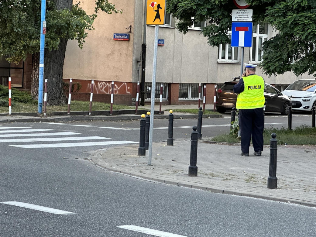 Potrącił autem trzy osoby i zwiał! Seniorka i dwoje dzieci w szpitalu