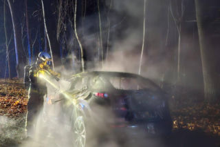 Auto uderzyło w drzewo i stanęło w płomieniach! Dramatyczny wypadek pod Bydgoszczą