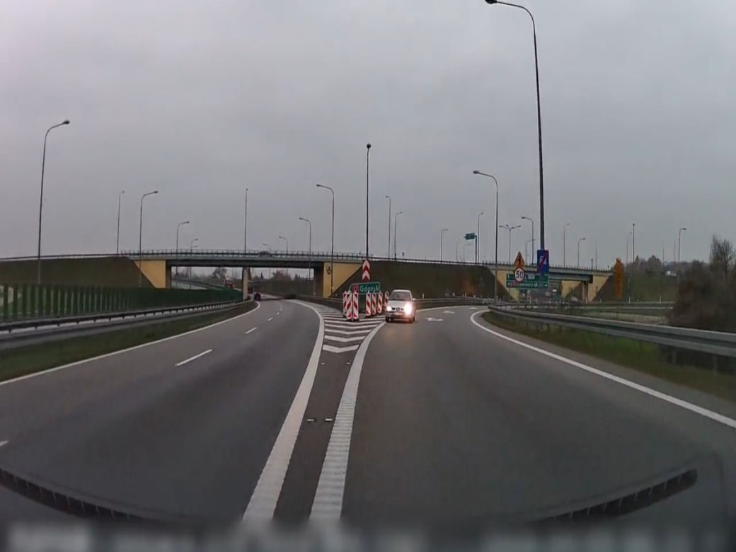 Wjechał pod prąd na S7