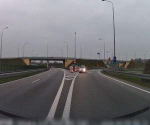 Wjechał pod prąd na S7