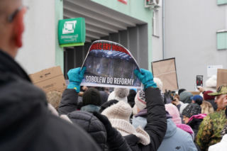 Schronisko dla psów w Sobolewie zamknięte. Jeszcze w sobotę, 24 stycznia, protestowali pod nim mieszkańcy [ZDJĘCIA].