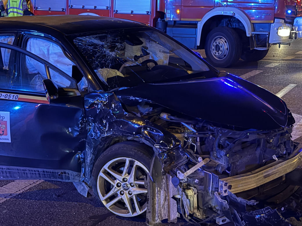 Dramatyczny wypadek na S8. BMW wylądowało na barierze