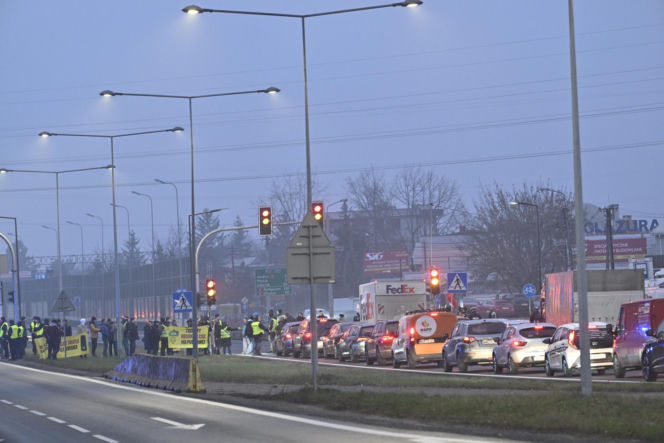 Mają dość korków, chcą buspas. W godzinach szczytu protestowali na pasach