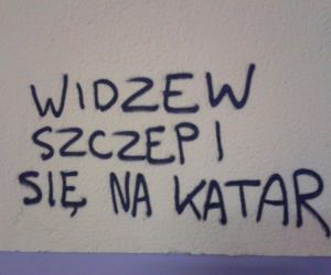 Widzew nosi czapkę z dupki od chleba, a ŁKS je komary... Derby Łodzi na murach