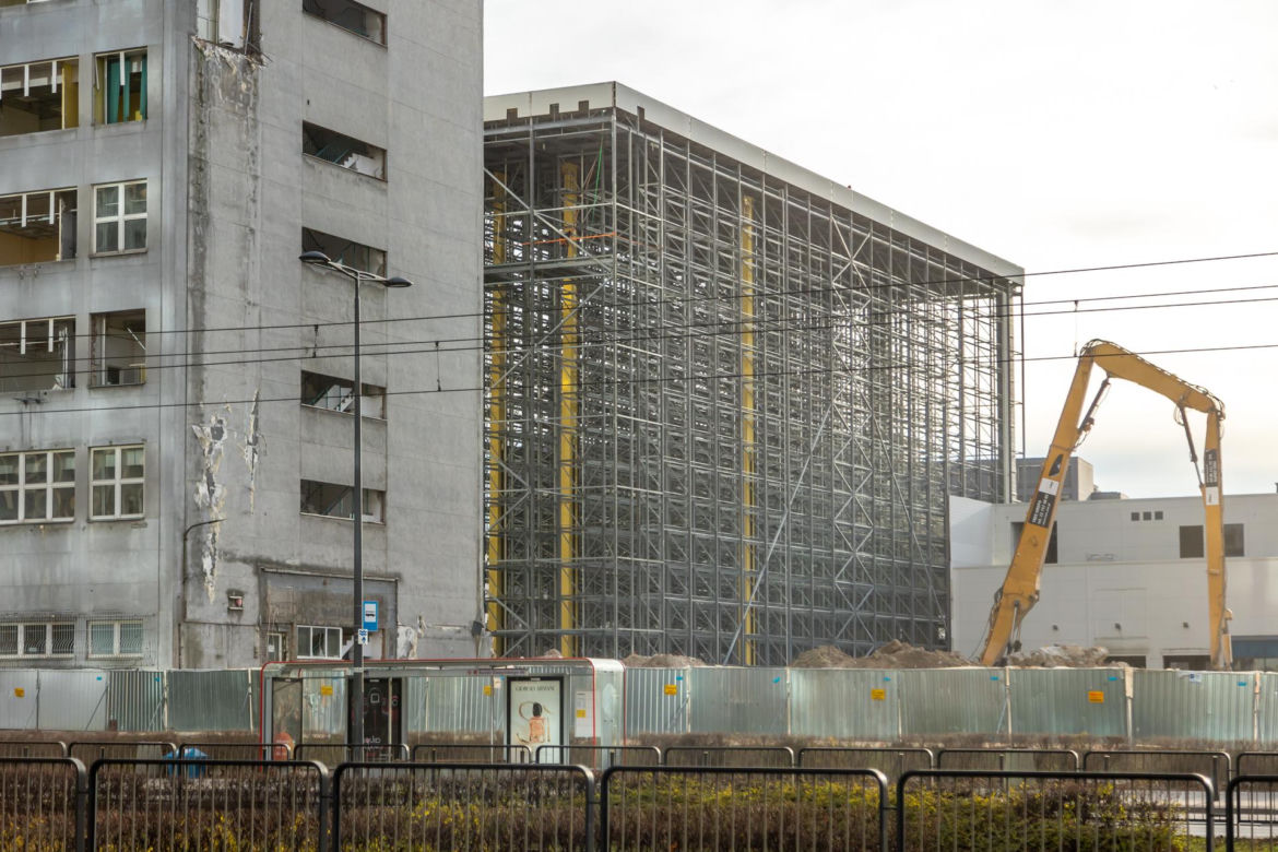 Wyburzanie dawnej fabryki Polfy w Warszawie pod budowę NOHO ONE