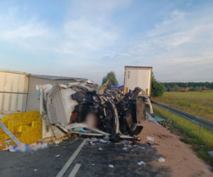 Droga Olsztyn-Szczytno jest zablokowana w piątek rano w miejscowości Trękusek, gdzie zderzyły się dwa auta ciężarowe