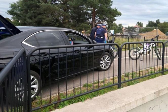Policjanci z Rybnika skuli w kajdanki 14-latka! Leżał na glebie, twarzą do chodnika. "Winna głupota rodziców"