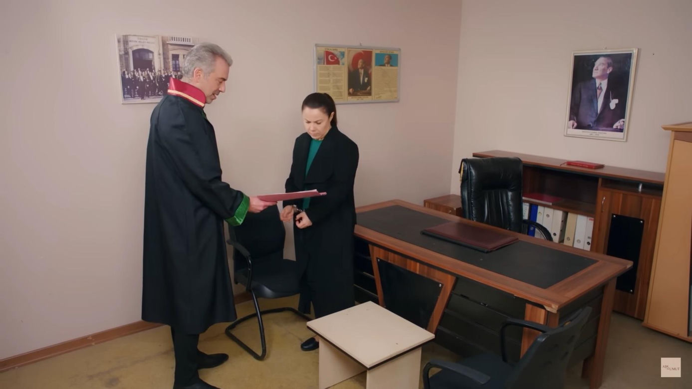 Bülent informuje Gönül, że wyjdzie na wolność