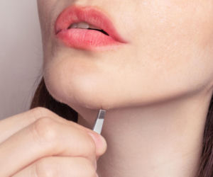 Jeden ciemny włos na brodzie? Lekarze wyjaśniają, kiedy to norma, a kiedy pierwszy sygnał PCOS