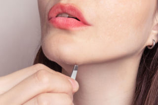 Jeden ciemny włos na brodzie? Lekarze wyjaśniają, kiedy to norma, a kiedy pierwszy sygnał PCOS