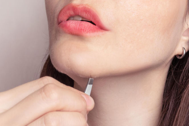 Jeden ciemny włos na brodzie? Lekarze wyjaśniają, kiedy to norma, a kiedy pierwszy sygnał PCOS