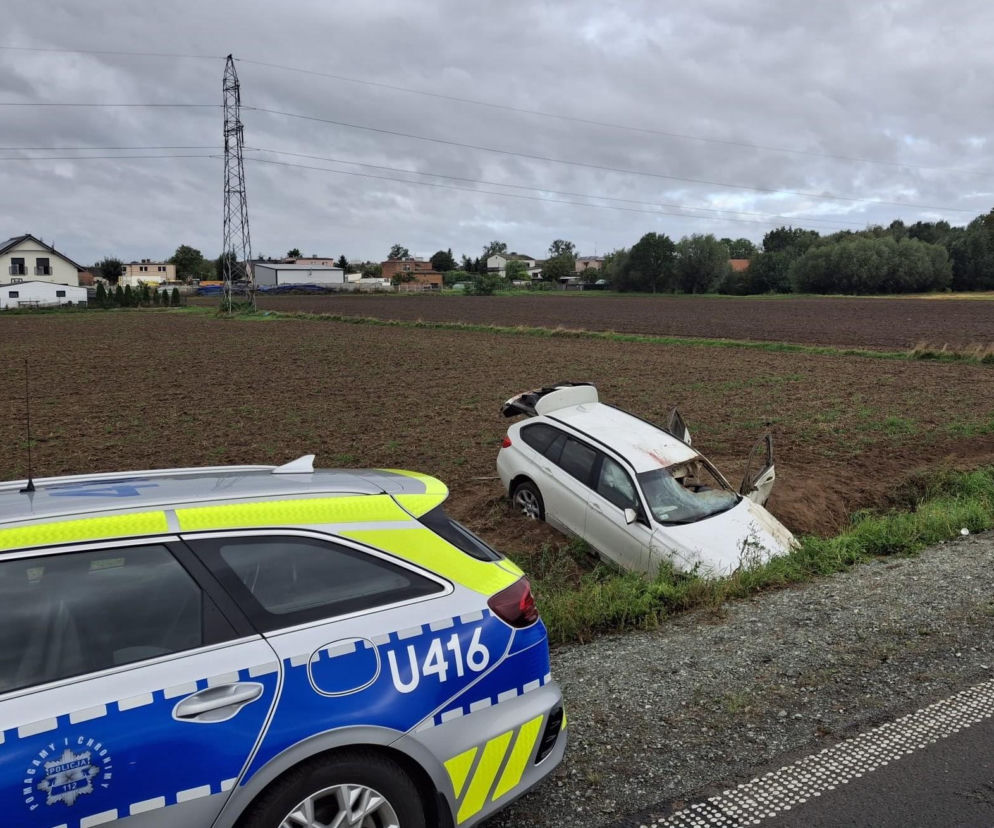 Białe BMW w rowie obok radiowozu policyjnego. O wypadku na obwodnicy Gostynia przeczytasz na Eska Leszno.