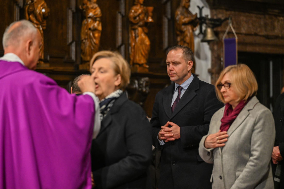 Kaczyński ściśnięty w tłoku pod pomnikiem smoleńskim