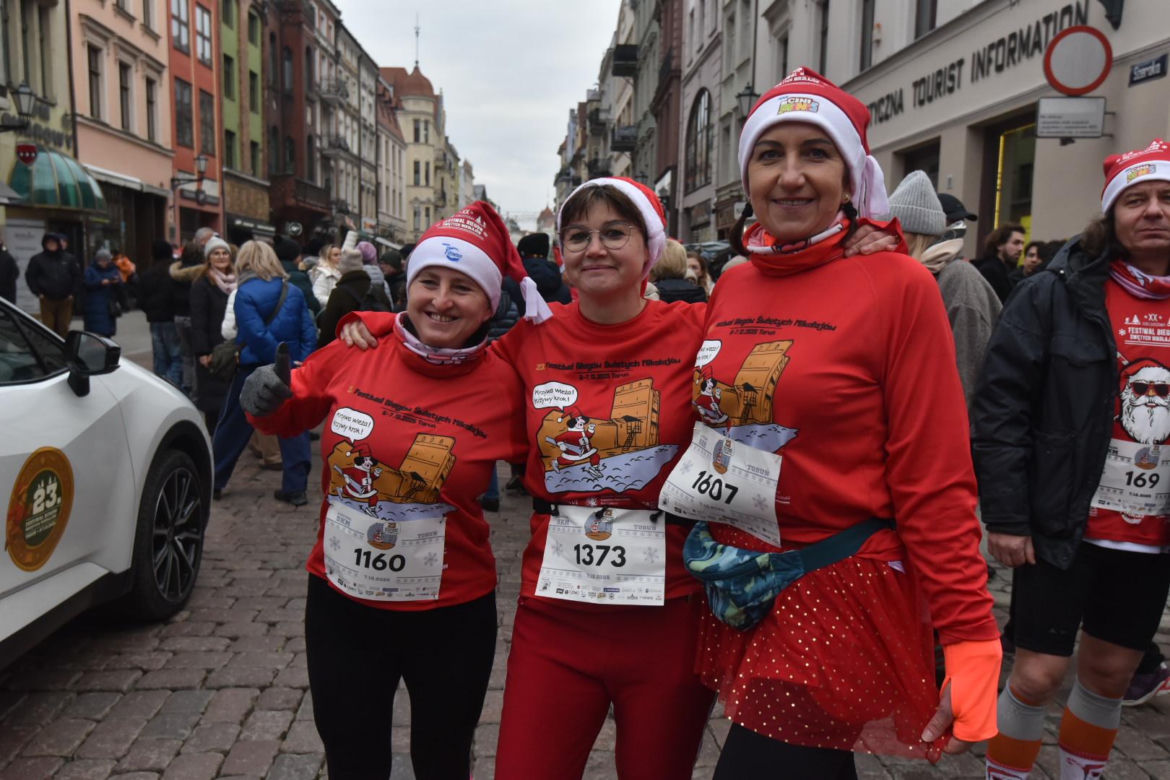 23. Festiwal Biegów Świętych Mikołajów w Toruniu. Zdjęcia ze starówki