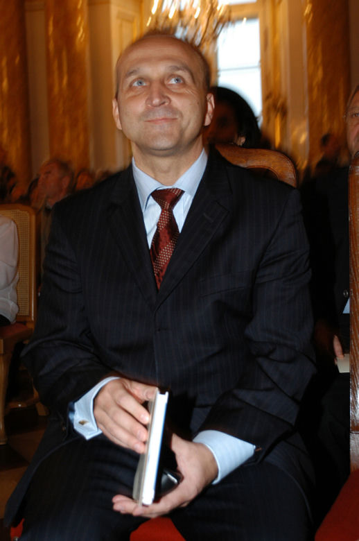 Wystrojony Marcinkiewicz na premierze filmu Vegi. Ale z niego przystojniak