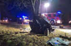 Śmiertelny wypadek na DK 94 pod Legnicą. 22-latek rozbił się oplem na drzewie [ZDJĘCIE]