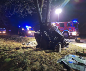 Śmiertelny wypadek na DK 94 pod Legnicą. 22-latek rozbił się oplem na drzewie [ZDJĘCIE]