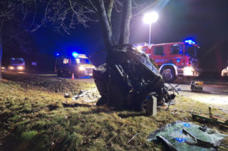 Śmiertelny wypadek na DK 94 pod Legnicą. 22-latek rozbił się oplem na drzewie [ZDJĘCIE]