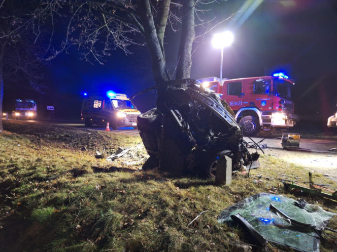 Śmiertelny wypadek na DK 94 pod Legnicą. 22-latek rozbił się oplem na drzewie [ZDJĘCIE]