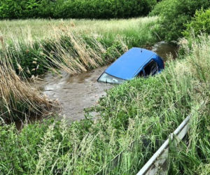 Wypadek w powiecie strzelińskim: Volkswagen wypadł z drogi i wpadł do rzeki