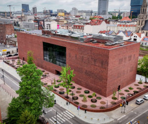 Tak, tu jest tylko to jedno okno. Ale jakie! Widać przez nie miasto, a wieczorem odbija się budynek sprzed ponad 100 lat. SLAS Architekci i ich wyczekiwana realizacja