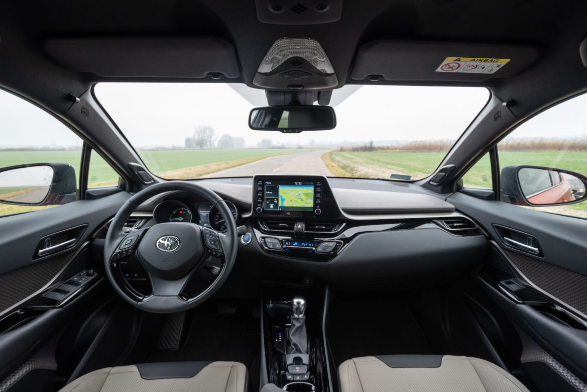 Toyota C-HR 2.0 Hybrid Dynamic Force 184 KM e-CVT vs Mazda CX-30 Skyactiv-X 180 KM 6MT AWD