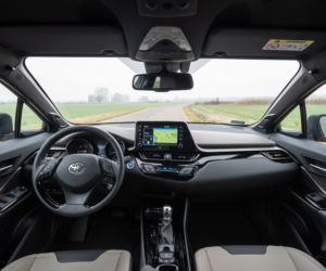 Toyota C-HR 2.0 Hybrid Dynamic Force 184 KM e-CVT vs Mazda CX-30 Skyactiv-X 180 KM 6MT AWD